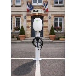 Borne de recharge véhicule électrique 7kW intelligente, compacte et sécurisée, fixation murale ou sur un poteau livré en option