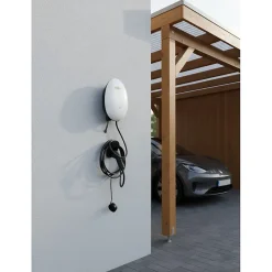 Borne de recharge véhicule électrique 7kW intelligente, compacte et sécurisée, fixation murale ou sur un poteau livré en option