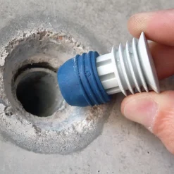 Bouchon d'étanchéité hydro-expansible pour tubes muraux. Se dilate avec l'eau, obturant les trous dans murs après le décoffrage