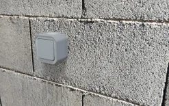 Bouton poussoir Legrand Plexo gris en saillie