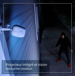 Caméra de vidéosurveillance sans fil Arlo Essential Spotlight 1080p blanche, lot de 3