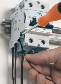 Contact auxiliaire inverseur 6 A - 250 V~ Legrand