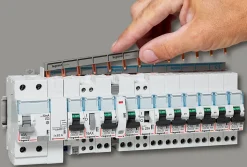 Contact auxiliaire inverseur 6 A - 250 V~ Legrand