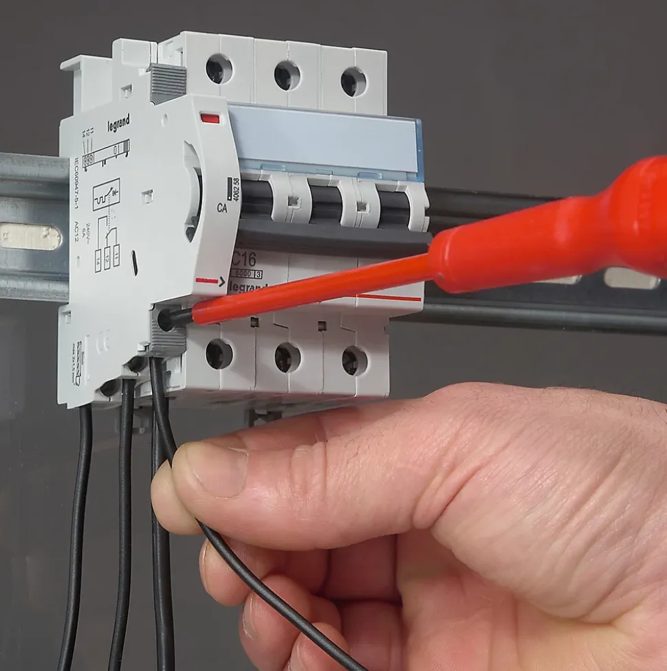 Contact auxiliaire inverseur 6 A - 250 V~ Legrand