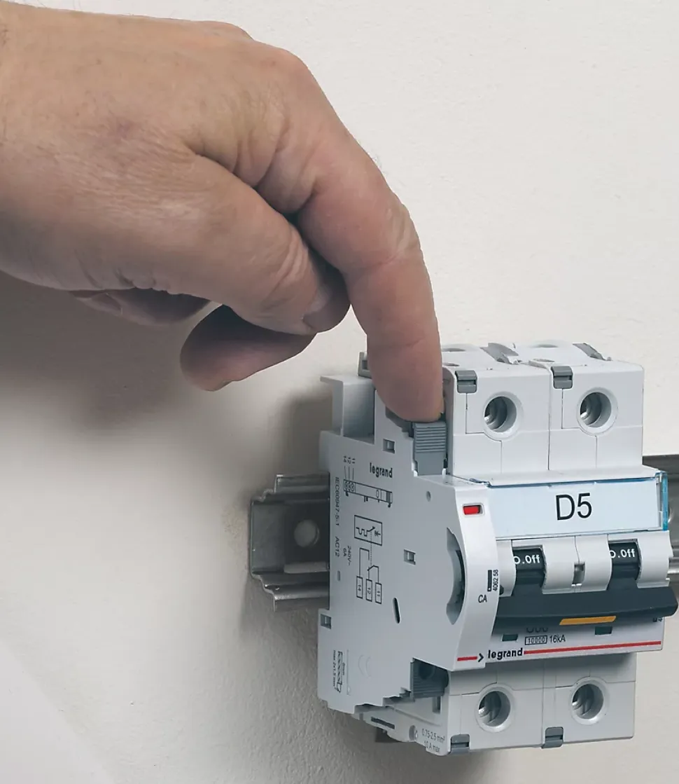 Contact auxiliaire inverseur 6 A - 250 V~ Legrand
