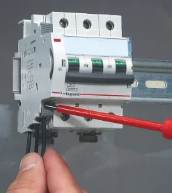 Contact auxiliaire inverseur 6 A - 250 V~ Legrand
