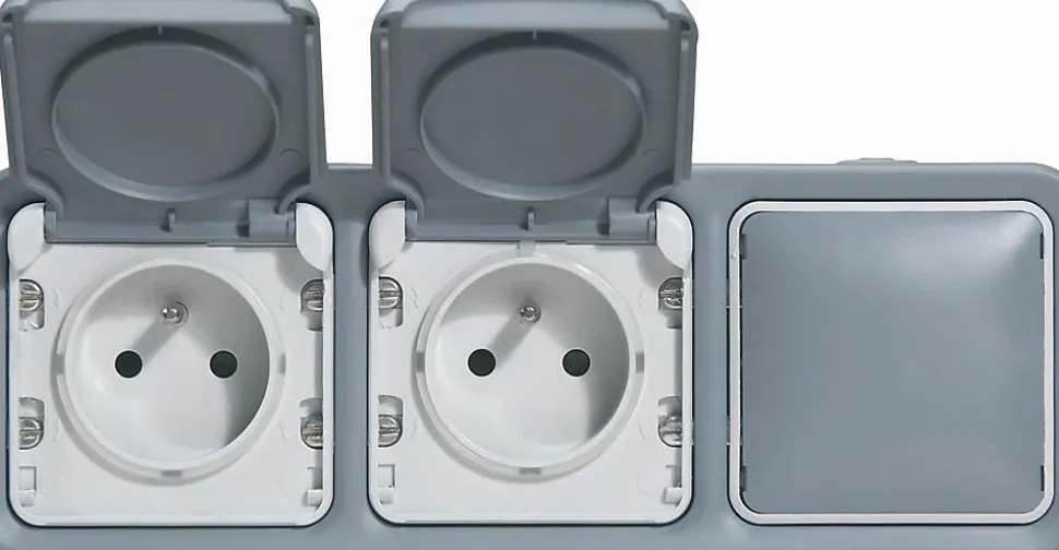 Double prise 2P+T + obturateur saillie Plexo gris Legrand