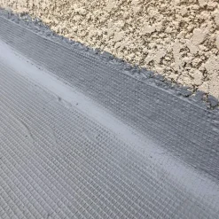 Grille en fibre de verre (10m x 1m). Imperméabilisation et réparation avec mortiers, caoutchouc et peintures imperméabilisantes