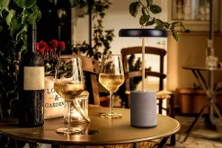 Lampe de table à accu 'SETA' noire hauteur 30 cm en métal et béton, avec LED fixe