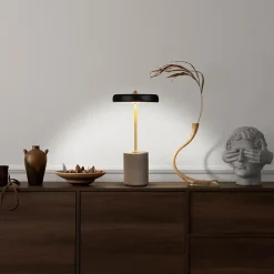 Lampe de table à accu 'SETA' noire hauteur 30 cm en métal et béton, avec LED fixe