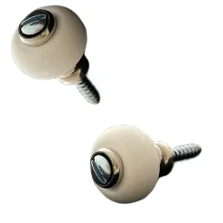 Lot de 2 butoirs en laiton nickelé avec vis. Diamètre 30mm, hauteur 30mm. Corps ondulé vintage et bague blanche. MADE IN FRANCE