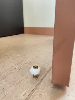 Lot de 2 butoirs en laiton verni avec vis. Diamètre 30mm, hauteur 32mm. Corps ondulé vintage et bague blanche. MADE IN FRANCE