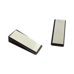 Lot de 2 cale porte triangulaires marron de petite taille en plastique dur. Longueur 50mm, largeur 19mm & hauteur 11mm.