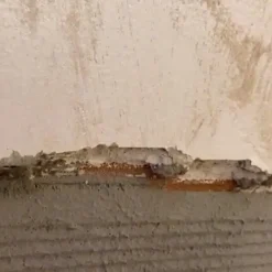 Mortier sec anti-sel (20 kg). Crée une couche isolante sur le mur qui empêche l'apparition de taches de sel causées par l'humidité