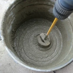 Mortier sec anti-sel (20 kg). Crée une couche isolante sur le mur qui empêche l'apparition de taches de sel causées par l'humidité