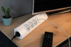 Multiprise d'angle parafoudre 3 prises + 2 USB