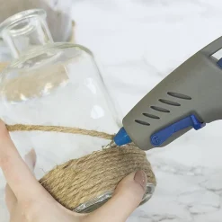 Pistolet à colle chaude Dremel 930 + 18 bâtons