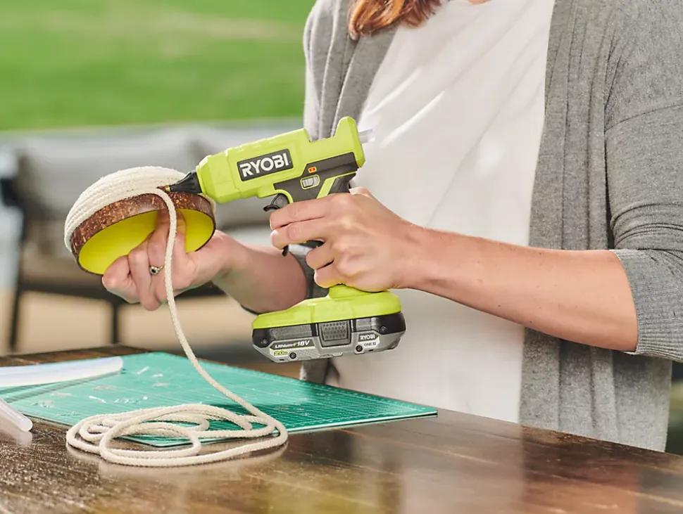 Pistolet à colle Ryobi RGLU18 ( sans batterie)