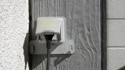 Prise de courant étanche Legrand Green'up pour véhicule électrique + patère de sécurité