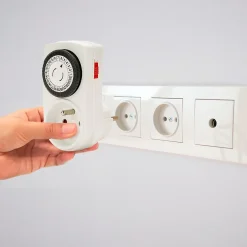 Programmateur journalier 24 heures à segments