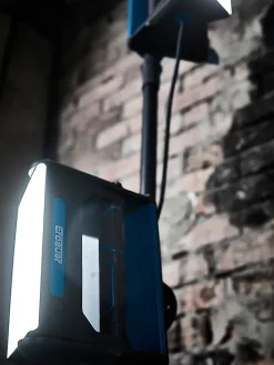 Projecteur de chantier double sur pied à LED filaire Erbauer Lewo 1600 lumens (20W)
