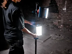 Projecteur de chantier double sur pied à LED filaire Erbauer Lewo 1600 lumens (20W)