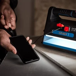 Projecteur de chantier Erbauer sur batterie + USB 2000 lumens sans fil